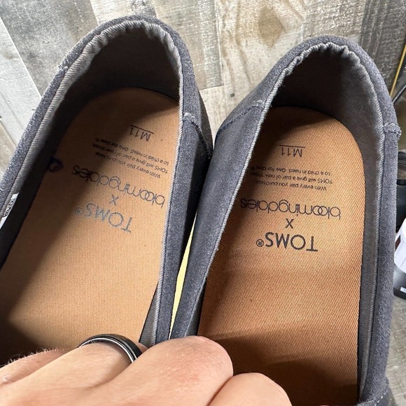 TOMS Bloomingdales Men\'s Slip On Loafer Size‎ 11 Gray Suede Emboidered Shoe